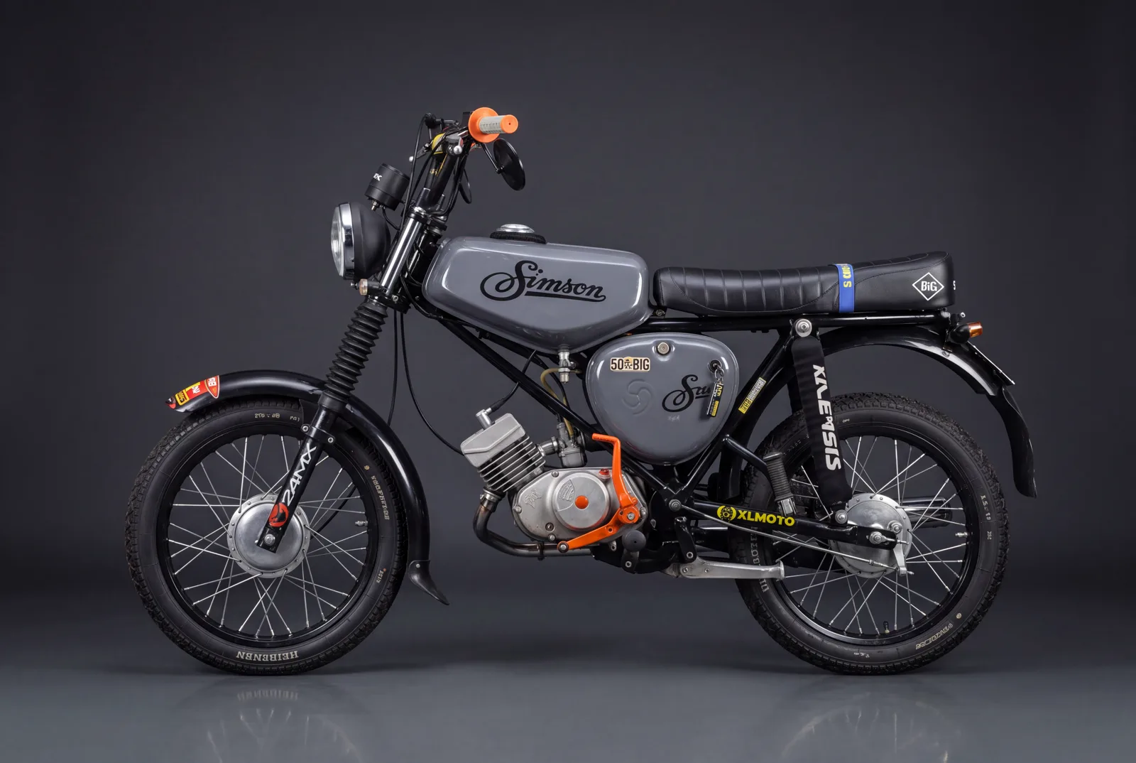 Graue Simson S51 im Enduro-Aufbau, Studioaufnahme
