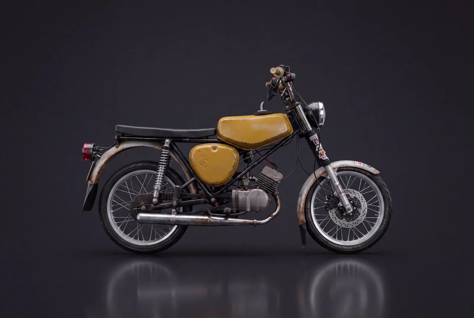 Simson S51 im Custom-Stil mit senfgelbem Tank, Studioaufnahme