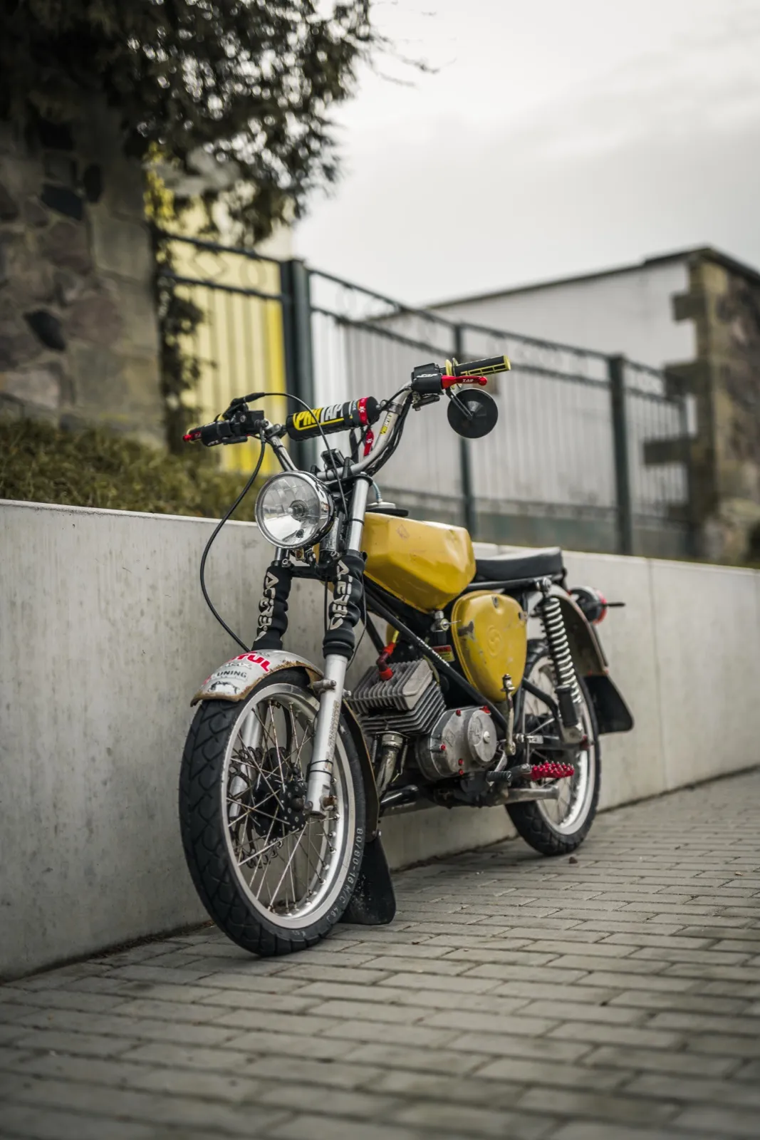 Gelbe Simson S51 an einer Betonmauer